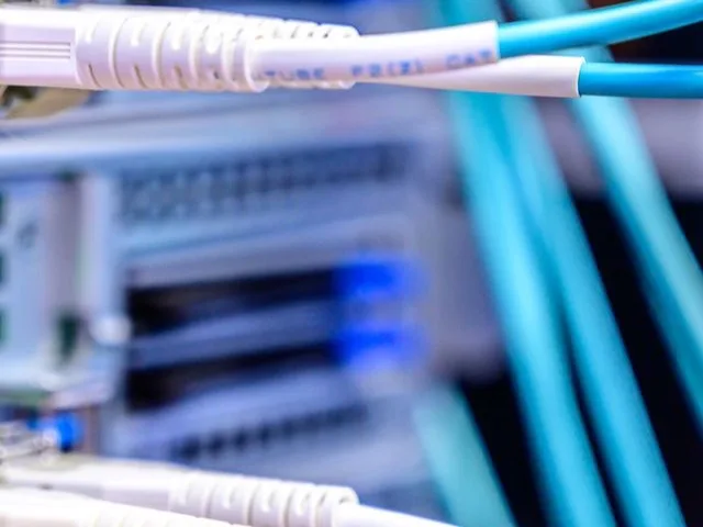 Adatbázis üzemeltető SQL lekérdezést ír és optimalizál a monitoron